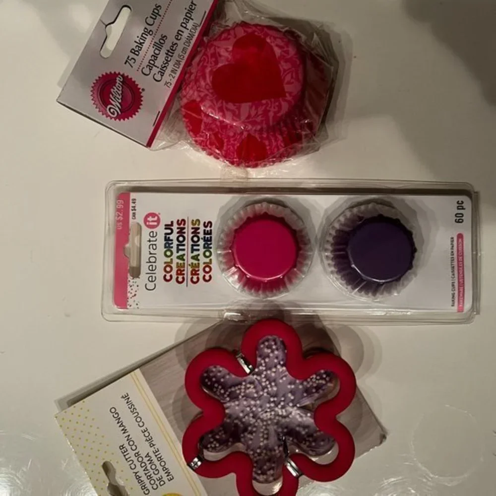 Baking Cups and Cookie Cutter / ❤️ Hearts (NEW)‎ (Home kitchen/x)